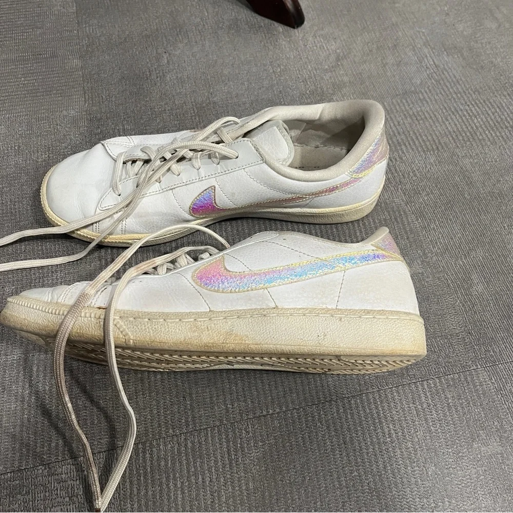 Nike Low rise White Sneakers with Iridescent Nike Logo US 9